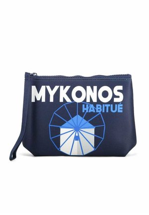 Bustina blu navy con cerniera con grafica di mulino a vento bianco e blu e testo "MYKONOS HABITUÉ" sul davanti, con cinturino per polso sul lato.