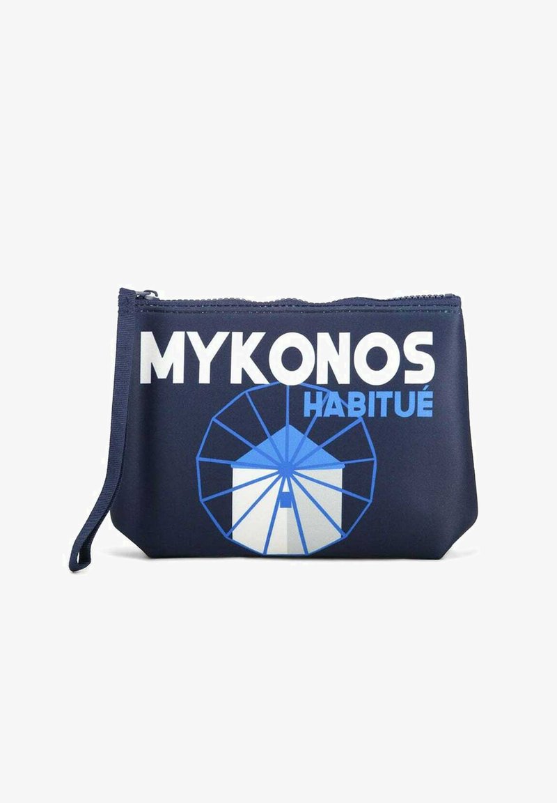 Pochette bleu marine avec fermeture éclair, motif moulin à vent blanc et bleu et texte "MYKONOS HABITUÉ" sur le devant, avec une sangle pour poignet sur le côté.