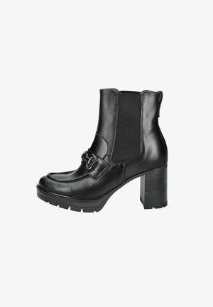 Botte noire en cuir à la cheville avec des panneaux latéraux en élastique, bout rond, détail de boucle décorative et talon épais. Semelle texturée pour une meilleure adhérence.