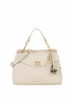 Sac à main en cuir tressé couleur crème avec des poignées chaînées dorées, un fermoir avant, un pompon décoratif et un patch logo Valentino.