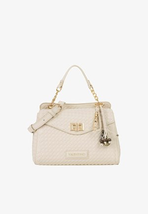 Bolso tejido de cuero color crema con asas de cadena dorada, un cierre frontal, un adorno de borla y una etiqueta con el logo de Valentino.