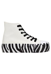 High-Top Sneaker mit einem weißen Canvas-Obermaterial, schwarzen Schnürsenkeln und einer Gummi-Außensohle in Zebra-Streifen schwarz-weiß. Mit einer abgerundeten Zehenpartie.