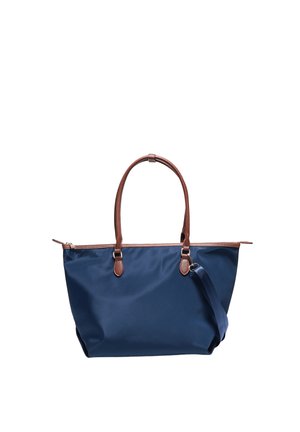 Sac cabas bleu marine avec poignées et garnitures en cuir marron, doté d'une fermeture éclair et d'une bandoulière réglable sur fond blanc.