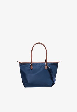 Sac cabas bleu marine avec poignées et garnitures en cuir marron, doté d'une fermeture éclair et d'une bandoulière réglable sur fond blanc.