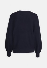 Dunkelblauer gestrickter Pullover mit lockerer Passform, Ballonärmeln und geripptem Saum. Weiche Textur mit glattem Finish, keine sichtbaren Muster.