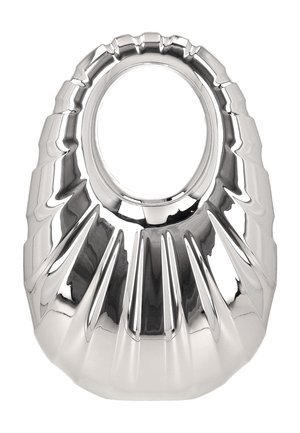 Zeer reflecterende zilveren handtas met een gegolfd schelpachtig ontwerp en een grote afgeronde handvatopening aan de bovenkant.