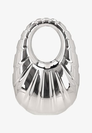 Zeer reflecterende zilveren handtas met een gegolfd schelpachtig ontwerp en een grote afgeronde handvatopening aan de bovenkant.