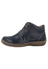 Bottines en cuir bleu marine avec bout arrondi, laçage à l'avant et couture beige. Semelle en caoutchouc avec grip texturé et détail du logo sur le côté.