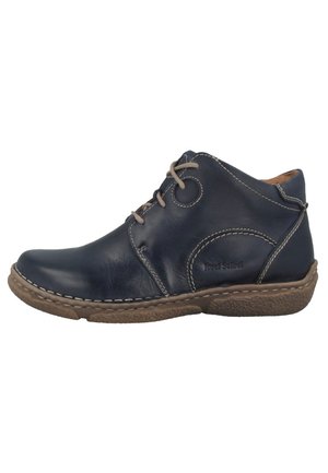 Bottines en cuir bleu marine avec bout arrondi, laçage à l'avant et couture beige. Semelle en caoutchouc avec grip texturé et détail du logo sur le côté.