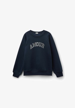 Navy blauwe sweatshirt met een ronde halslijn, lange mouwen en de tekst "AMOUR" in strass over de borst. Superzachte textuur.