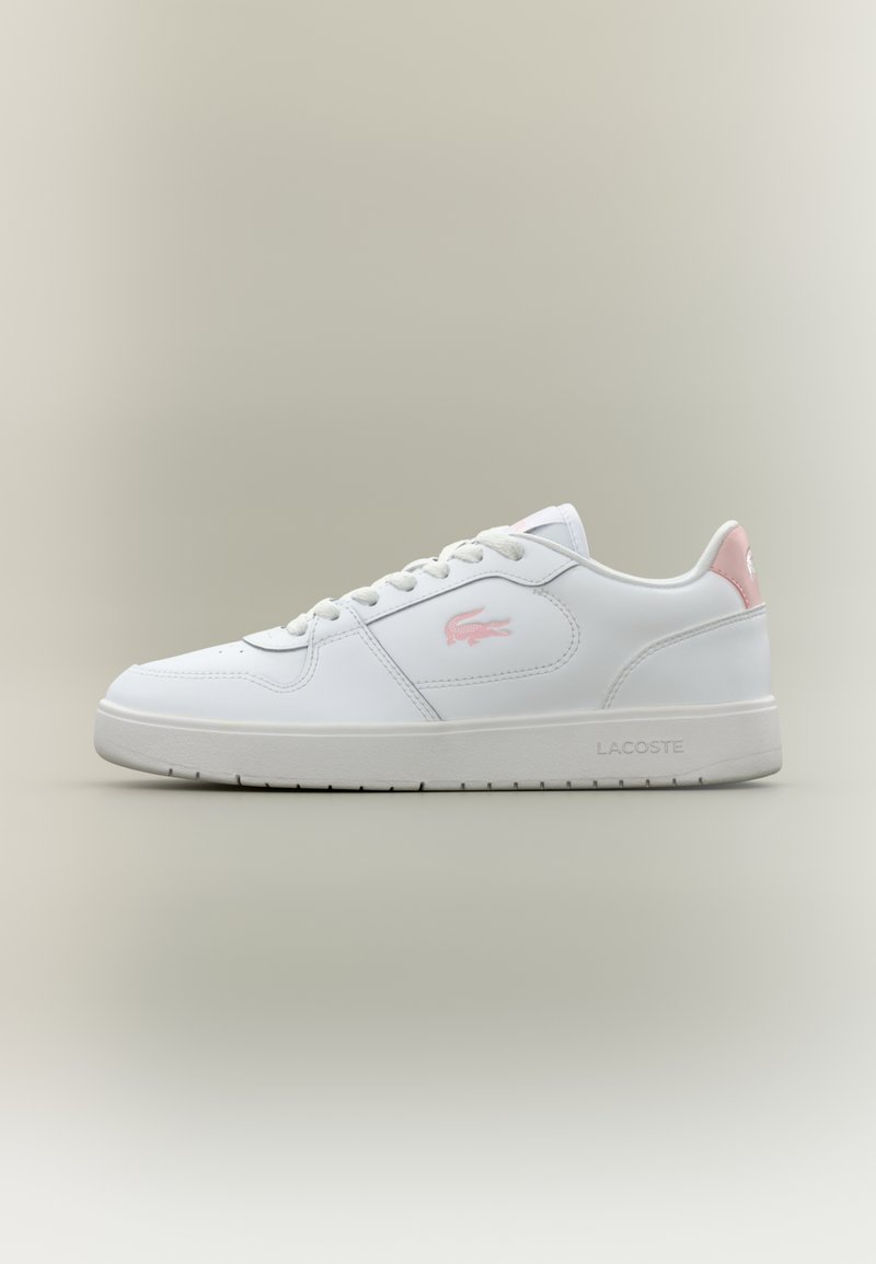 Tênis atlético branco com parte superior em couro liso, detalhe rosa no calcanhar, design com atacadores e sola plana em borracha texturizada.