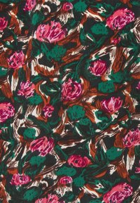 Blumenstoff mit dunklem Hintergrund, pinken Rosen, grünen Blättern und braunen Akzenten. Das Design hat ein strukturiertes Aussehen mit kräftigen Pinselstrichen.