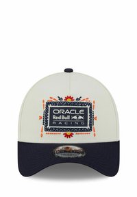 Verstellbare Baseballmütze mit einer weißen Krone, einem marineblauen Schirm, gesticktem Oracle Red Bull Racing-Logo und dekorativen floralen Akzenten.
