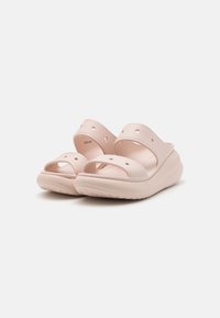 Sandale roz slip-on cu vârf descoperit și design cu curea reglabilă, dotate cu orificii de ventilație și o talpă texturată, confortabilă.