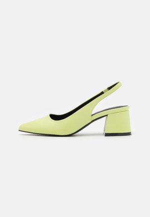 Slingback-pumpe i lysegrønt syntetisk materiale. Spids tå, udskårne sider og en blokhæls med sort sål for kontrast.