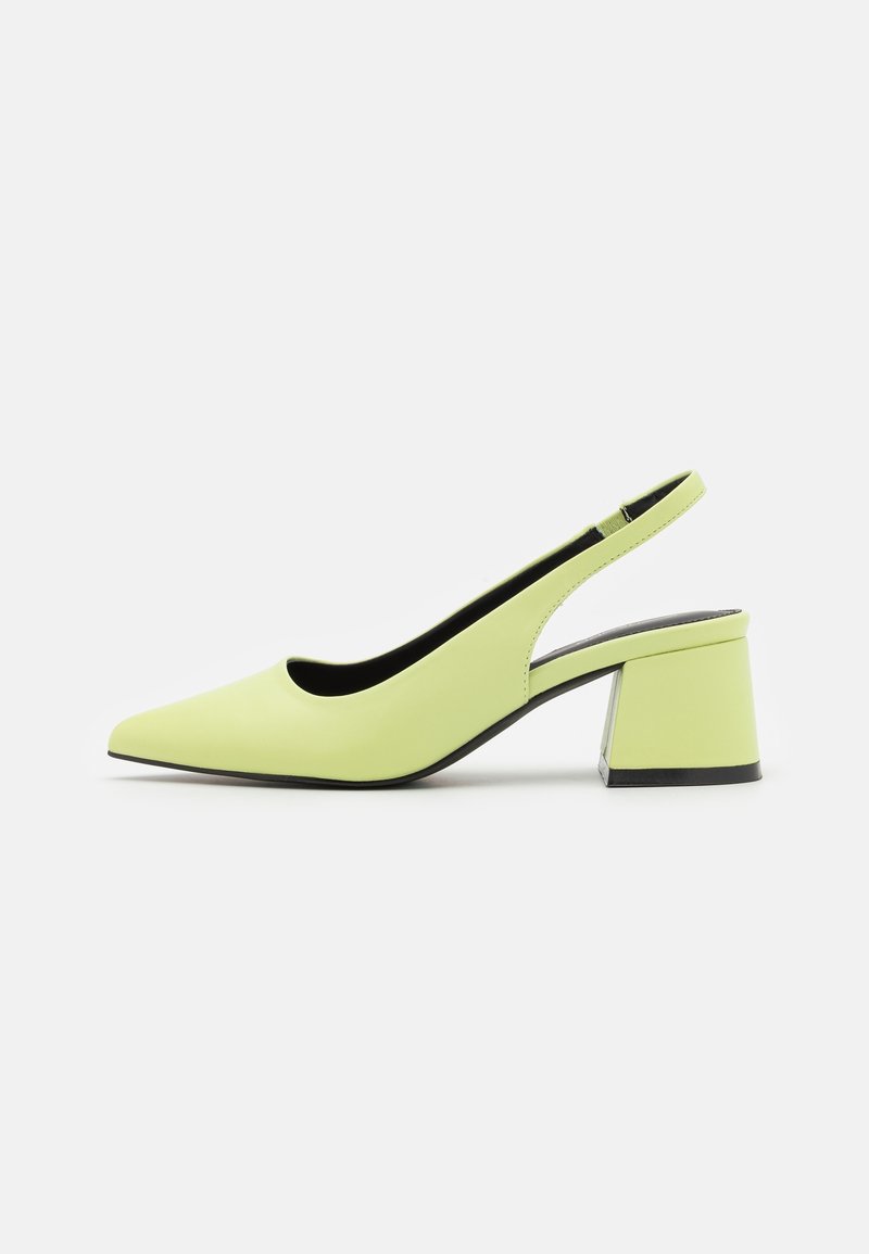 Escarpin à bride arrière en matériau synthétique vert clair. Bout pointu, côtés découpés et talon carré avec une base noire pour le contraste.