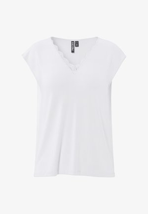 Bela brezrokavnik z V-izrezom in čipkastim robom ob izrezu, sproščenim krojem in vidno znamčno etiketo "PIECES" na notranji strani ovratnika.