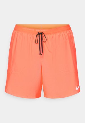 Shorts da corsa Nike di colore arancione brillante, con coulisse nera, vita elasticizzata, due tasche laterali e accentatura del logo bianca.