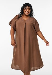 Braunes, oversized Kleid mit V-Ausschnitt und kurzen Ärmeln, aus leichtem, strukturiertem Stoff, mit fließender Silhouette und Länge bis unter das Knie.