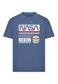 Modrá bavlnená tričko s bielym logom NASA, "Národný úrad pre letectvo a vesmír" a grafikou raketoplánu z roku 1981.