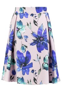 Una gonna a pieghe lunghezza ginocchio con sfondo rosa pallido e grandi stampe floreali blu e turchesi.