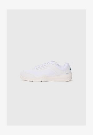 Baskets blanches de sport avec une tige en maille et une semelle en caoutchouc. Design minimaliste avec des lacets et un logo sur le côté et le talon.