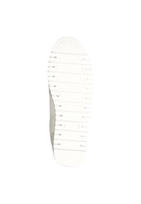 Suola di sneaker bianca in gomma testurizzata, con scanalature orizzontali e motivi circolari per trazione e grip. Design pulito e minimale.