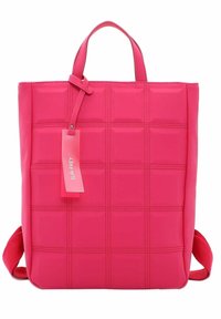 Mochila de imitación cuero rosa con un diseño acolchado, forma rectangular, asa superior y correas ajustables rojas. Incluye una etiqueta de la marca.
