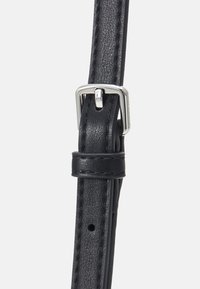 Cinturino in pelle nera con finitura strutturata, caratterizzato da una fibbia in metallo argento lucido e dettagli cuciti. Regolabile grazie a diversi fori.