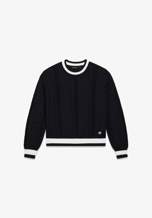 Marineblauwe gebreide trui met kabelpatroon, wit gestreepte geribbelde manchetten en zoom, met een hartdetail in de stoftextuur.