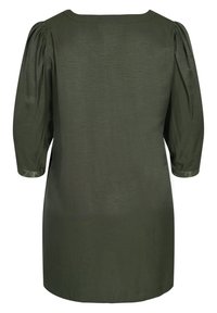 Robe vert olive au design simple, avec des manches bouffantes trois-quarts, un col rond et une texture lisse. Coupe mi-longue.