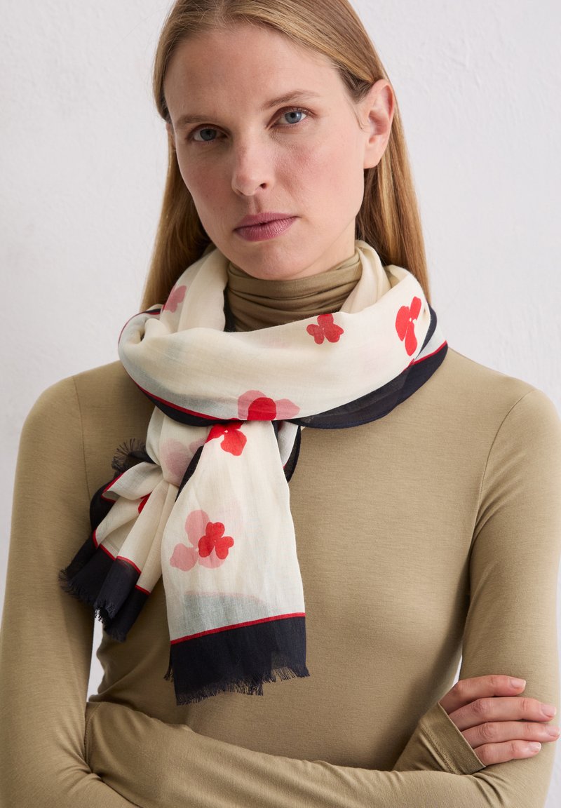 Bloemen sjaal met rode en roze bloemen op een crèmekleurige achtergrond, met een donkerblauwe rand en franjes aan de randen. Lichtgewicht, zacht materiaal.