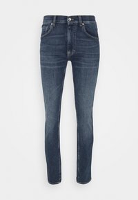 Mörkblå denimjeans med rak passform, fem fickor och klassisk knäppning. Subtil blekning på låren, ingen synlig märkning.
