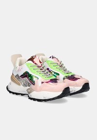 Zapatillas gruesas con lentejuelas verdes, rosas y multicolores, acentos grises con patrones, suelas blancas y cordones grises con patrones.