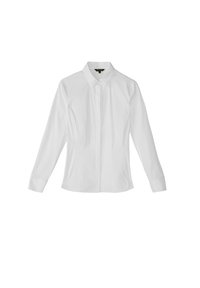 Chemise habillée blanche à manches longues, ajustée, avec col pointu et patte de boutonnage cachée, présentée sur un fond blanc uni.
