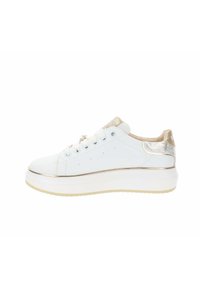 Sneaker in pelle bianca con suola spessa, dettagli metallici dorati sul tallone e sottili perforazioni per ventilazione. Include lacci piatti.