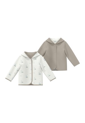 Twee hooded jassen voor peuters, een in effen taupe kleur, de ander wit met lichtblauwe en grijze dierenprints, beide met knoopsluiting.