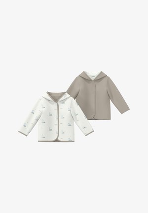 Twee hooded jassen voor peuters, een in effen taupe kleur, de ander wit met lichtblauwe en grijze dierenprints, beide met knoopsluiting.