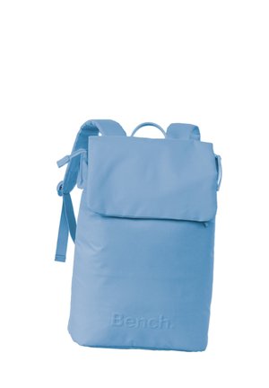 Blauer Stoffrucksack mit Rollverschluss, verstellbaren Trägern und einem oberen Griff. Mit einem eingeprägten "Bench."-Logo auf der Vorderseite.