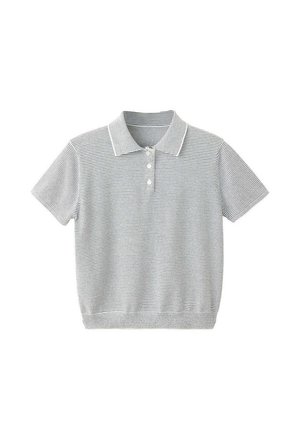 Polo à manches courtes gris et blanc à rayures horizontales avec col et trois boutons blancs sur le devant.