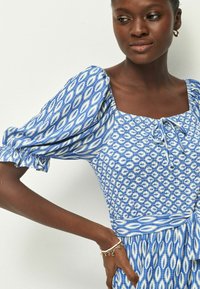Next SHORT SLEEVE TIE FRONT - Kezeslábas - blue ikat print