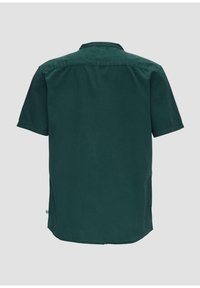 Korte mouw shirt in donkergroen, gemaakt van lichtgewicht stof. Beschikt over een standaard kraag en zijspleten aan de onderkant voor meer bewegingsvrijheid.