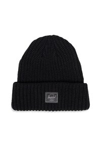 Gorro de punto negro con puño doblado, patrón texturizado y un pequeño parche rectangular con el logo en la parte frontal.