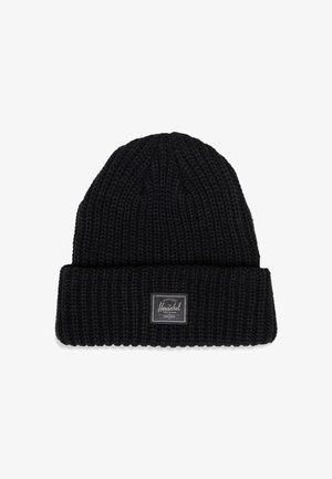 Gorro de punto negro con puño doblado, patrón texturizado y un pequeño parche rectangular con el logo en la parte frontal.