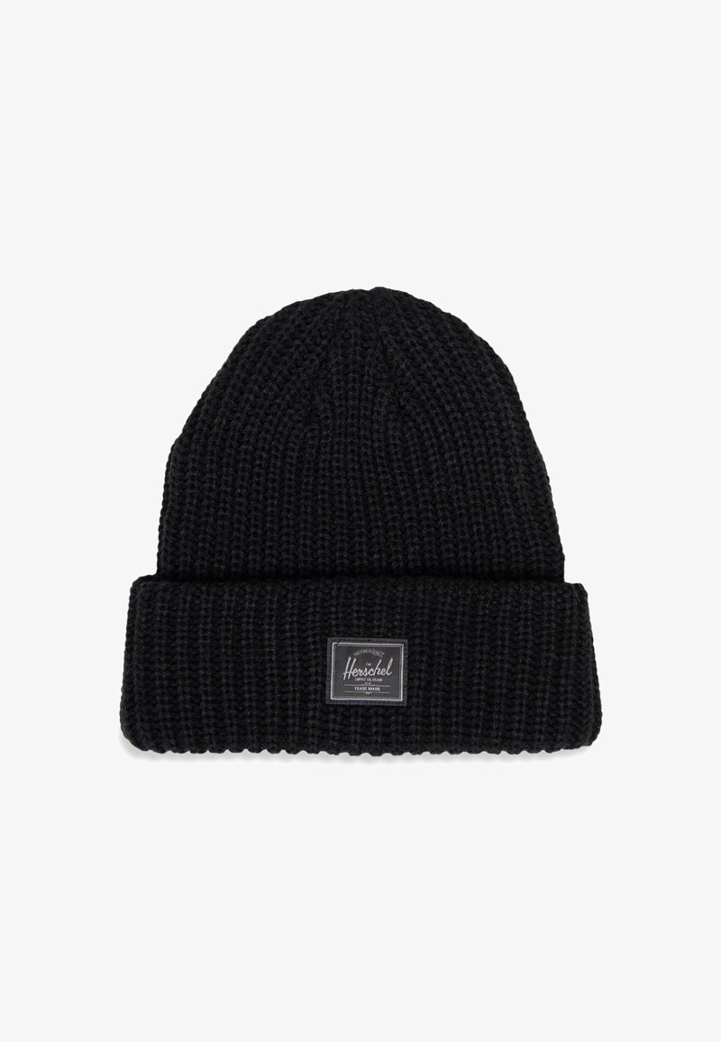 Gorro de punto negro con puño doblado, patrón texturizado y un pequeño parche rectangular con el logo en la parte frontal.