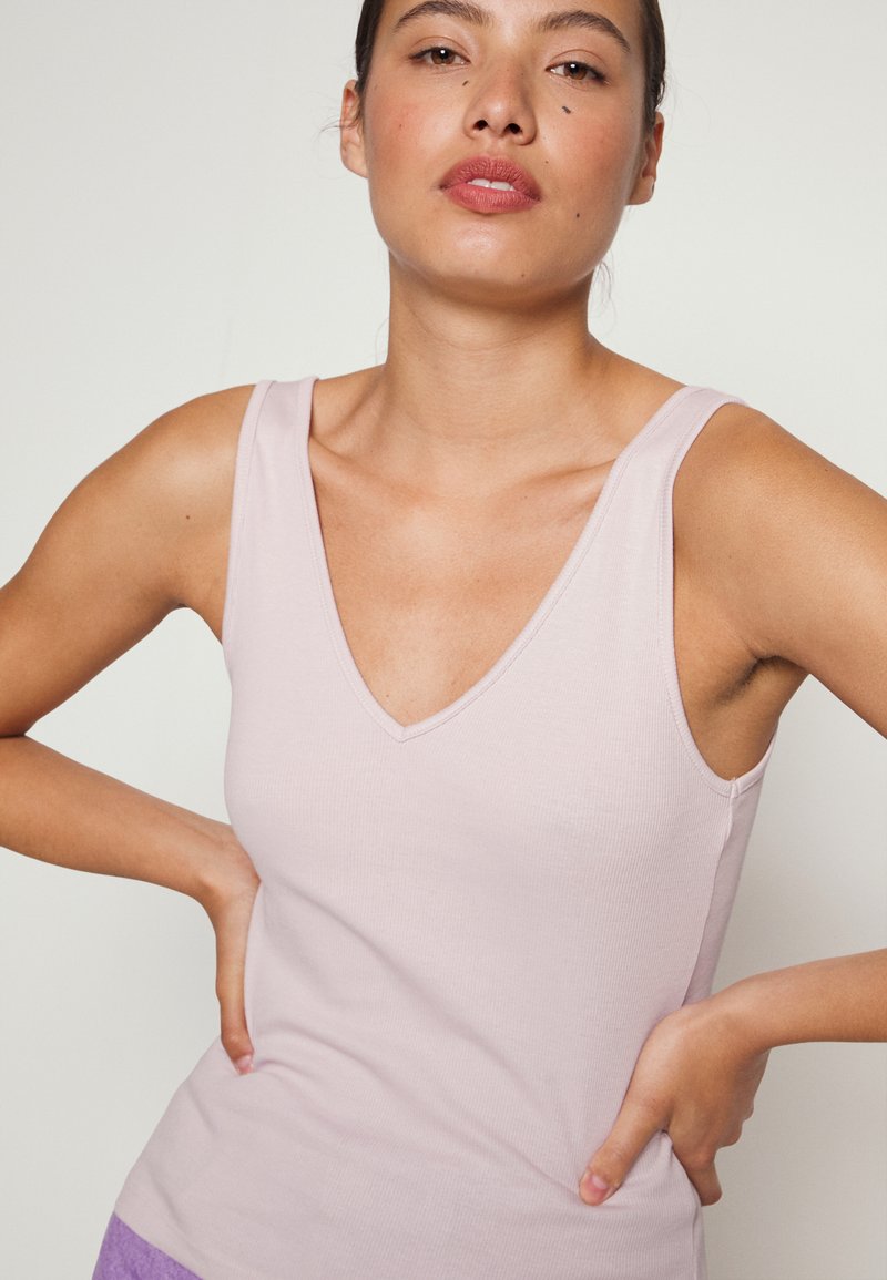Damen T-Shirts | Weekday NEAT V NECK TANK 2 PACK Top pink dusty light/weiß - YU11403 Damen T-Shirts | Weekday NEAT V NECK TANK 2 PACK Top pink dusty light/weiß - YU11403