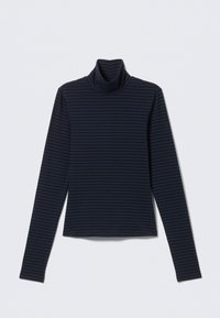Tummansininen poolopaita, pitkät hihat ja vaakasuuntaiset raidat. Sulavaa kangasta, slim fit -malli, hieman lyhennetty muotoilu. Ei näkyvää varustusta tai yksityiskohtia.