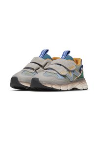 Un paio di sneakers grigie e multicolori per bambini con cinturini in Velcro e linguette blu, mostrate da un angolo leggermente inclinato su uno sfondo bianco.