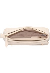 Quiltad gräddfärgad clutch-väska med guldfärgad dragkedja och hårdvara. Inuti finns en dragkedjeficka och slätt foder. Kompakt, rektangulär design.