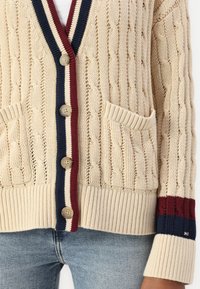 Tommy Hilfiger VARSITY CABLE CARDI V-NECK - Ζακέτα - country ivory